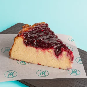 Porción tarta de queso de frutos rojos - Mila Repostería en Alicante