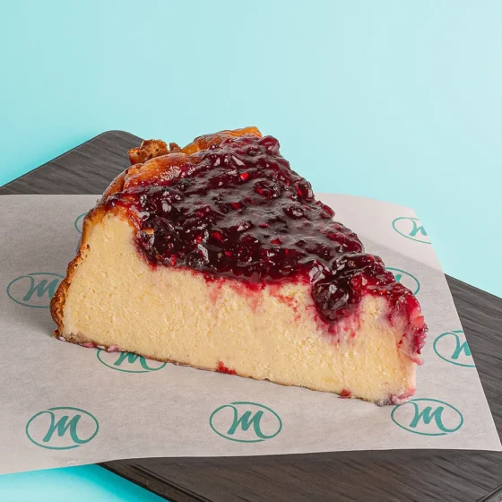 Porción tarta de queso de frutos rojos - Mila Repostería en Alicante
