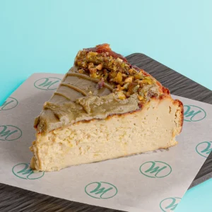 Porción tarta de queso de pistacho - Mila Repostería en Alicante